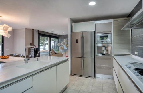 Sant Pol De Mar Villa | Design villa with sea views