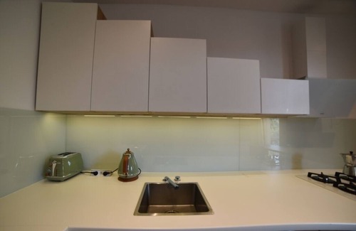 City Centre Apartment | Designer Apartment 110m² w/King Beds, Balcony, Smart TV + Equipped Kitchen
