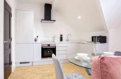 Canton Apartment | Designer Cardiff Apartments with Free Parking