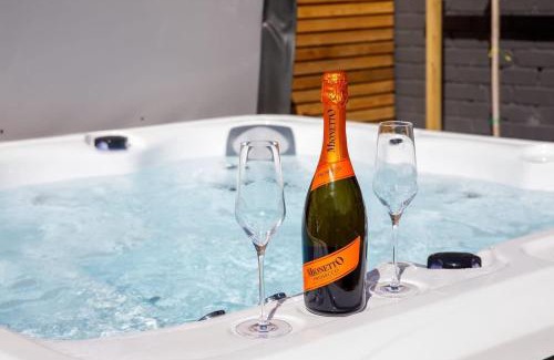 East Wittering House | Designer Family Escape Hot Tub Steps to Beach