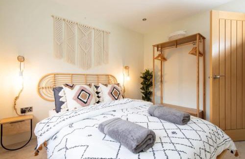 East Wittering House | Designer Family Escape Hot Tub Steps to Beach