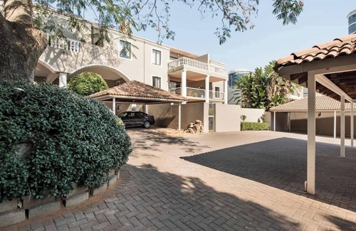 Greater Johannesburg Metropolitan Area Apartment | Designer garden|1km to Mandela Sq|King Bed|DStv