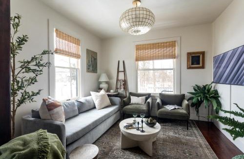 Hudson House | Designer Home, Hot Tub, Private Yard, & Projector