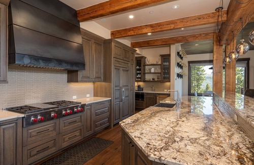Timber Trail House | Designer Home + Ski in/Ski out + Hot Tub - Epic Retreat