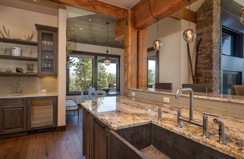 Timber Trail House | Designer Home + Ski in/Ski out + Hot Tub - Epic Retreat