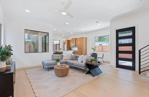 East Cesar Chavez House | Designer Living in Holly Street | 3BR with Yard