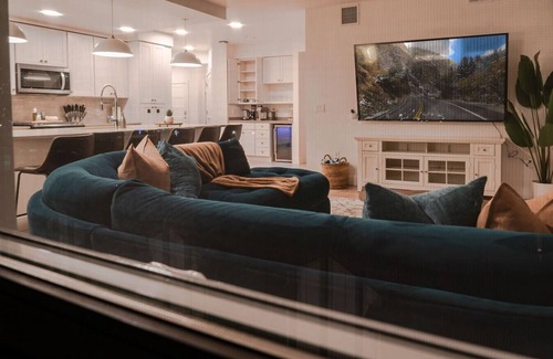 Downtown Salt Lake City Apartment | Designer NEW 2BD 2BA Pool/Htub/Gym/Bowling