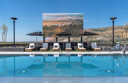 Downtown Salt Lake City Apartment | Designer NEW 2BD 2BA Pool/Htub/Gym/Bowling