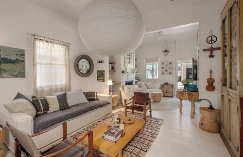 Bangalow House | Designer Pet-Friendly Cottage, Walk to Town