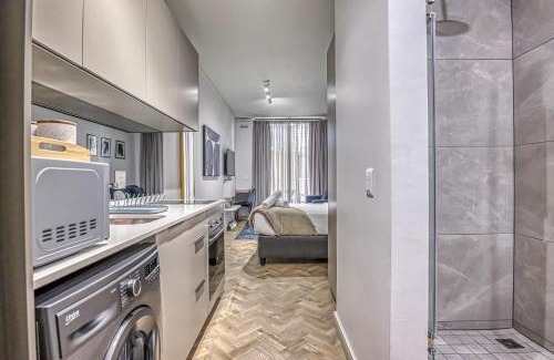 Greater Johannesburg Metropolitan Area Apartment | Designer Touch One Rosebank