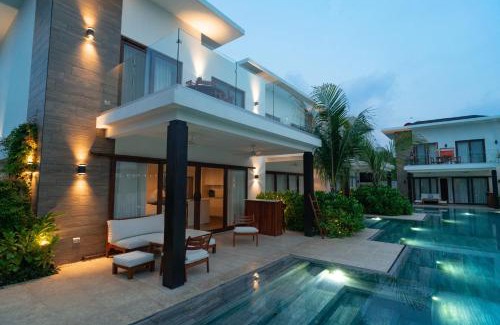 Monterrico Villa | Designer Villa with Direct Pool Access