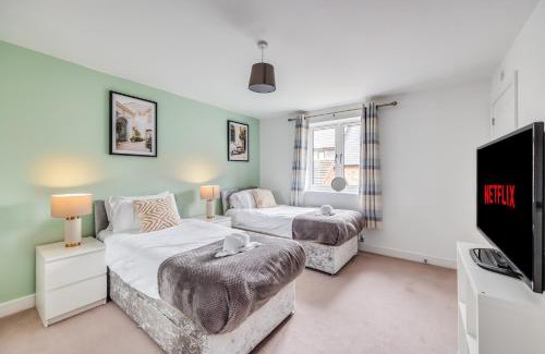 Milton Keynes House | Detached 4 Bedroom 2 Bathroom House - Driveway Parking, Fast WiFi and Smart TV by Yoko Property