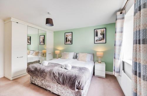 Milton Keynes House | Detached 4 Bedroom 2 Bathroom House - Driveway Parking, Fast WiFi and Smart TV by Yoko Property