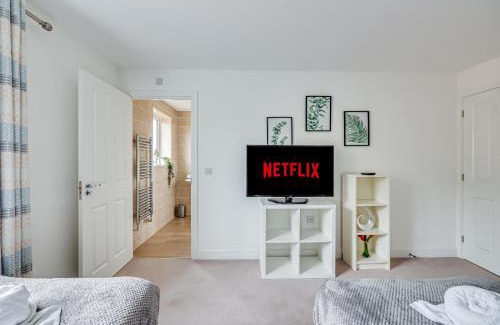 Milton Keynes House | Detached 4 Bedroom 2 Bathroom House - Driveway Parking, Fast WiFi and Smart TV by Yoko Property