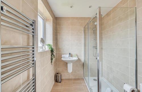 Milton Keynes House | Detached 4 Bedroom 2 Bathroom House - Driveway Parking, Fast WiFi and Smart TV by Yoko Property