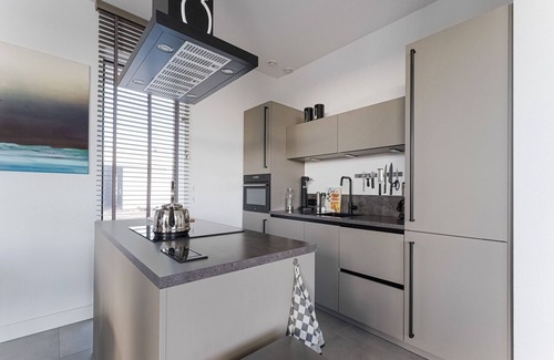 Zeewolde House | Detached 4-person villa with garden by the water, private jetty, fully equipped kitchen, and stylish living room with lots of natural light.