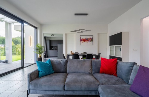 Zeewolde House | Detached 6-person villa with enclosed garden, spacious kitchen-living area and private jetty on the water