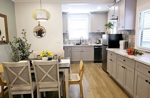 Pasadena House | Detached Bungalow Home Prime location Close to DT Pasadena King Size -Bed! 29