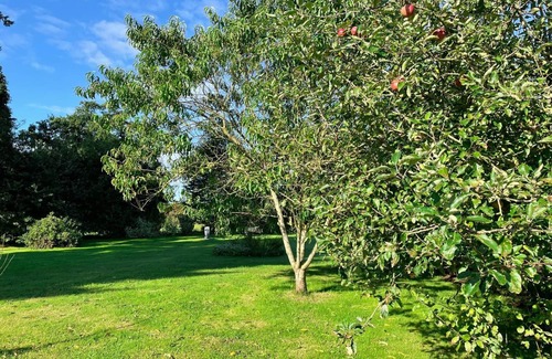 L'Epinay-le-Comte Cottage | Detached house in Normandy with outdoor spa, Wifi, and enclosed garden