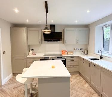 Horley Apartment | Detached House near Gatwick Airport