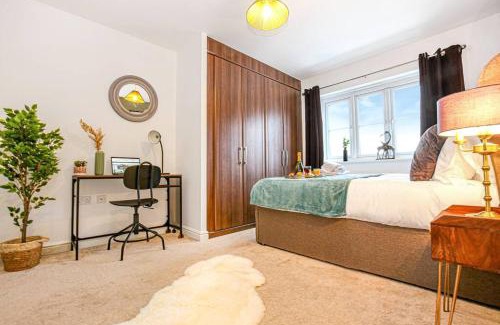 Deanshanger House | Detached House with Free Parking, Super-Fast Wifi, SmartTV and Garden by Yoko Property