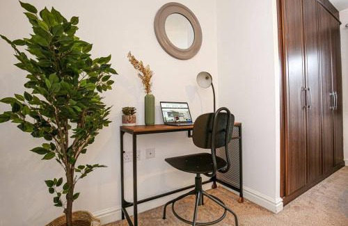 Deanshanger House | Detached House with Free Parking, Super-Fast Wifi, SmartTV and Garden by Yoko Property