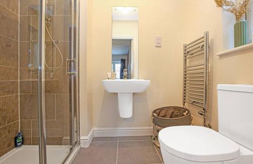 Deanshanger House | Detached House with Free Parking, Super-Fast Wifi, SmartTV and Garden by Yoko Property