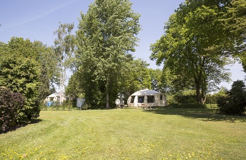 Municipality of Alphen-Chaam Villa | Detached igloo bungalow with wood-burning stove by a forest