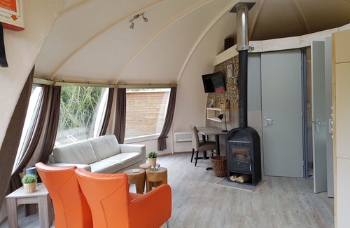 Municipality of Alphen-Chaam Villa | Detached igloo bungalow with wood-burning stove by a forest
