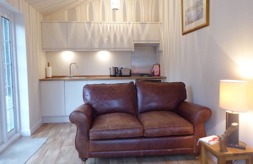 New Forest District Cottage | Detached luxurious 1 bed annexe, less than 5 mins walk into Milford on Sea