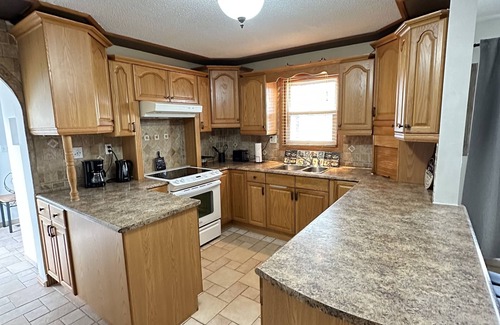 Barrie House | Detached private bungalow, sleeps10, 4min to lake/downtown, NO STAIRS/10 carpark