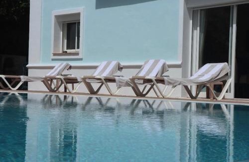 Castillo de Sabinillas Villa | Detached Villa 4 bed Duquesa with Private infinity pool close to port and beach