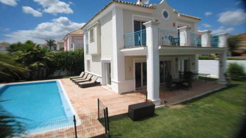Castillo de Sabinillas Villa | Detached Villa 4 bed Duquesa with Private infinity pool close to port and beach