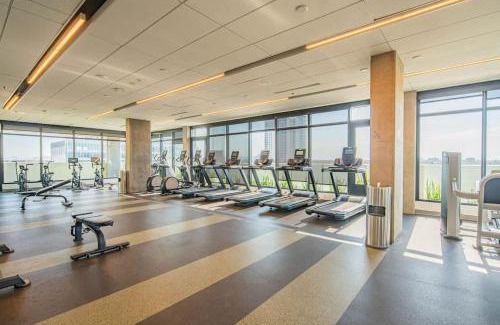 Evans Churchill Apartment | Detailed 2BD, HighRise DT, Pool, Gym, Parking, Sleeps 5