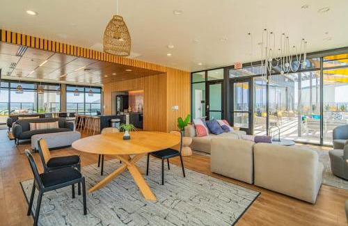 Evans Churchill Apartment | Detailed 2BD, HighRise DT, Pool, Gym, Parking, Sleeps 5