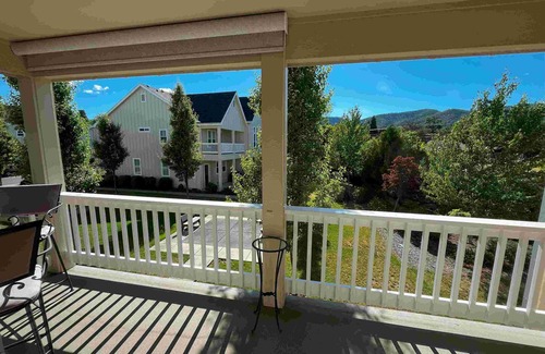 Jacksonville House | Deven's Cottage, Cozy 2-bedroom townhome in Jacksonville with AC, WiFi, office