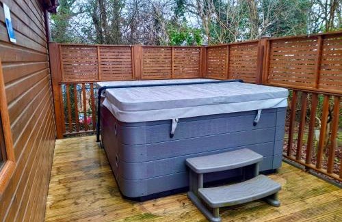 Liverton House | Devon Comfort Lodge with Hot Tub - Spa Resort in Devon