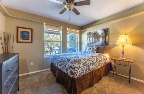 Hood River House | Devon Court