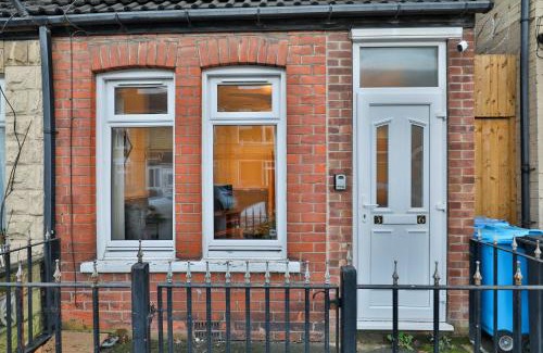 Hull House | Devon St - Cozy home, Free easy parking!