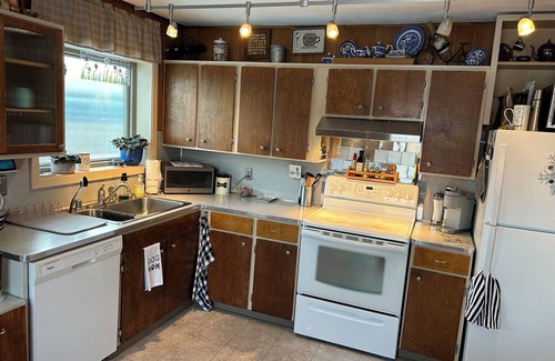 Turnagain House | Dexter's Playground, an eclectic 2-bedroom house just 1.5 miles from the airport