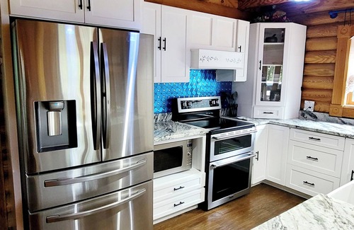 Bristol Cabin | Dice Dagger's Tavern - Large Family-Sized Cabin w/Gym, RV/EV Hookup!