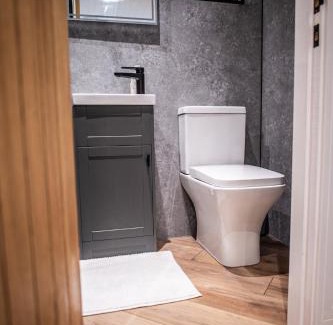 Llangollen House | Dinas Lodge with private hot tub