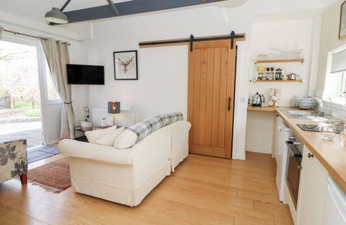 Pentrefelin Cottage | DINEFWR COTTAGE, pet friendly, character holiday cottage in Llandeilo