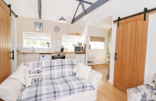 Pentrefelin Cottage | DINEFWR COTTAGE, pet friendly, character holiday cottage in Llandeilo