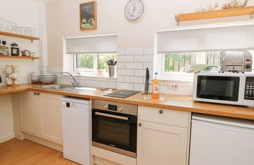 Pentrefelin Cottage | DINEFWR COTTAGE, pet friendly, character holiday cottage in Llandeilo