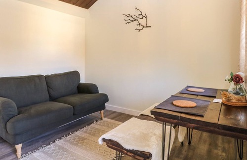 Aldermaston Wharf Apartment | DINO - NO. 8, pet friendly, with a garden in Goring-On-Thames