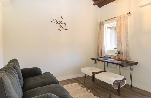 Aldermaston Wharf Apartment | DINO - NO. 8, pet friendly, with a garden in Goring-On-Thames