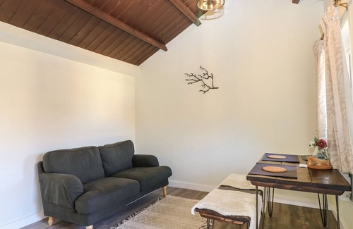 Aldermaston Wharf Apartment | DINO - NO. 8, pet friendly, with a garden in Goring-On-Thames