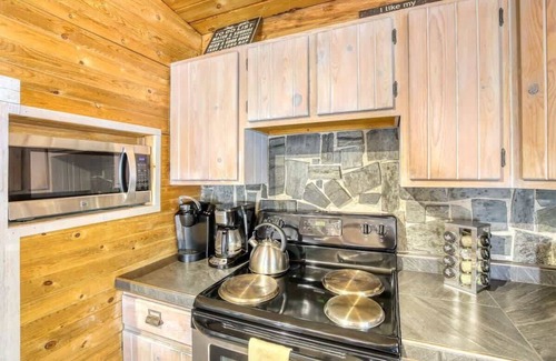 Lead Cabin | Dino’s Den – Cozy Cabin with Hot Tub, Sauna & Walk-to-Slopes Access