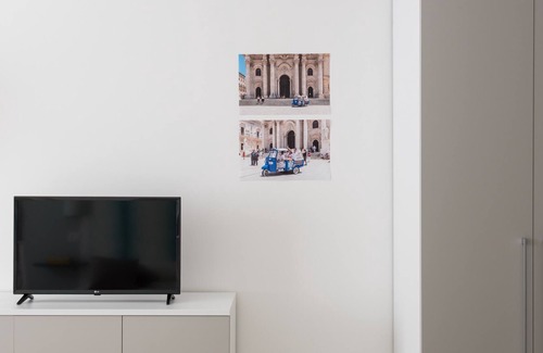 Syracuse Apartment | Dioniso Smart Suite with balcony by Wonderful Italy